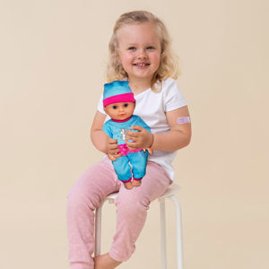 Imagen de Bebote con mamadera llora ríe