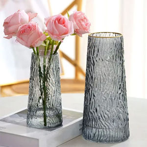 Imagen de Florero de vidrio labrado conico borde dorado